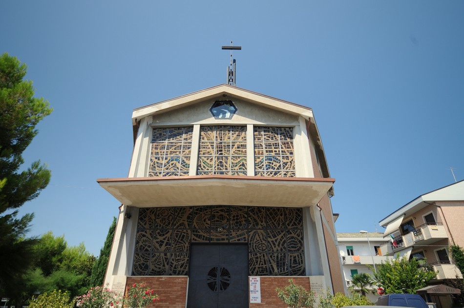esterno parrocchia santa maria villa fiore alba adriatica